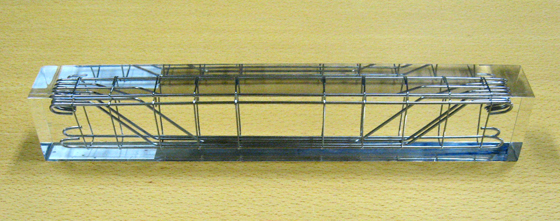 ＜写真１＞鉄筋コンクリート梁のスケルトン模型