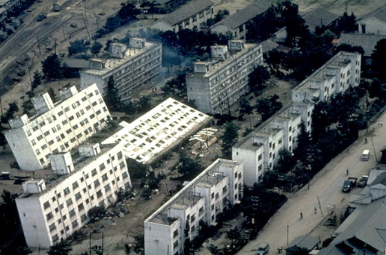 写真1：新潟地震で発生した新潟県川岸町アパートの倒壊（1964年）