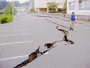 写真５ 新潟県中越沖地震における余震観測