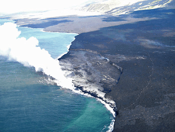 図33-1　ハワイ島海岸から流れ込む溶岩流（Courtesy of the U.S. Geological Survey）