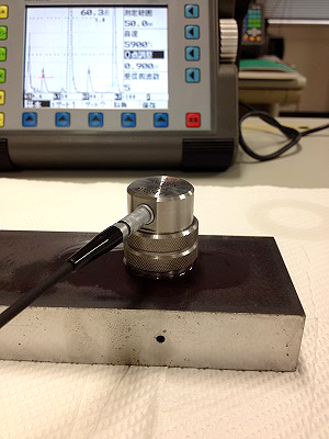 2016年2月号の記事でご紹介した超音波探傷の実験装置（発電設備技術検査協会様にて）
